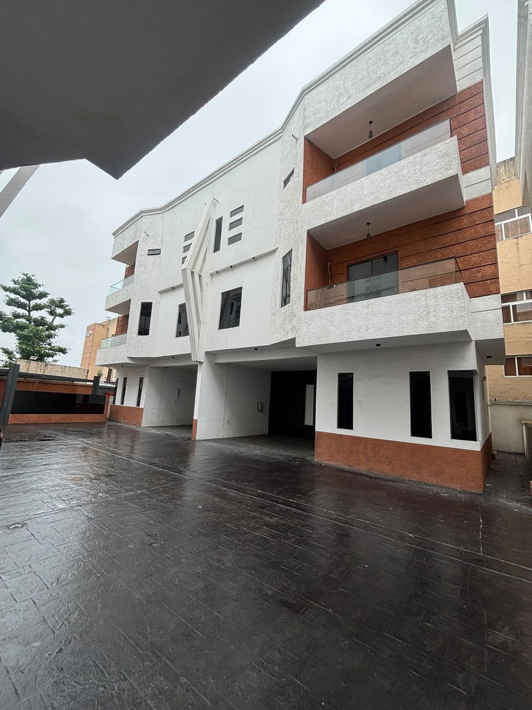 5 Bedroom Terraced for Sale in Jakande Estate St., Ajah, Lagos